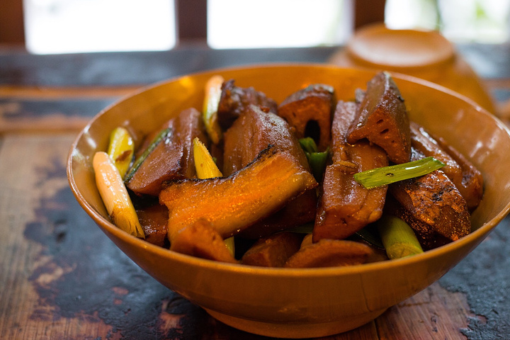 下饭,一桌子辣椒的火红色让人觉得饭江湖不过如此,大把辣椒,大口喝酒