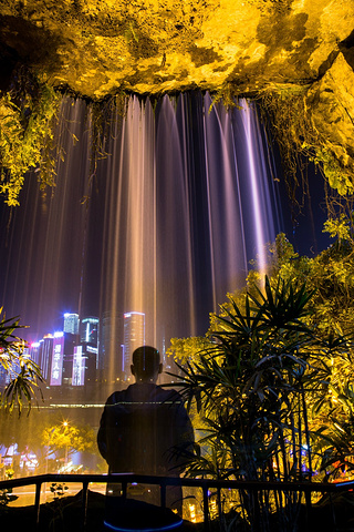 遥望两岸霓虹醉,江水碧波美景浮。特色的吊脚