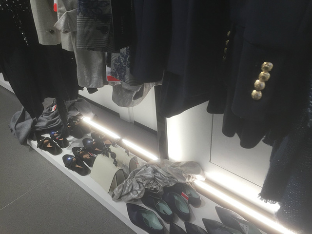 21看店里服饰一如既往地非常时尚 非常突破的一面 非常适宜的颜色搭配 来逛的女顾客也特别多 Zara 大阪心斎橋店 评论 去哪儿攻略