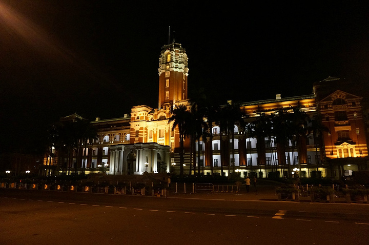 到此一游,啥都没逛,吃了个牛肉面,给老老小小买