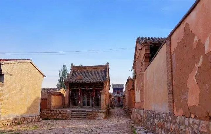 之后我们爬上了三义庙,三义庙是二层小楼,这里算是村里的制高点了,站