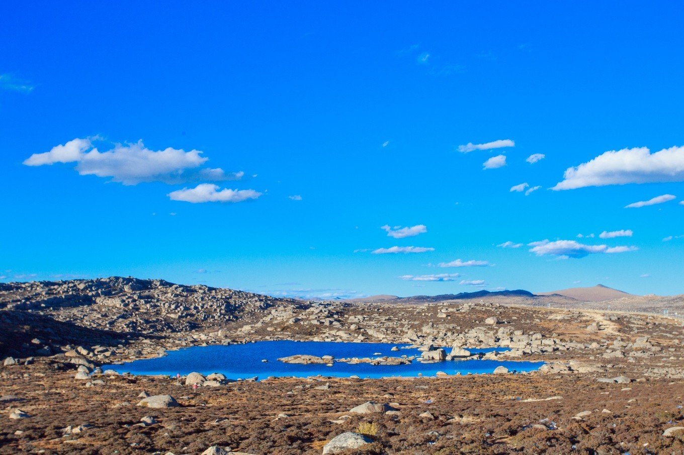 牛奶海的水清澈见底,这种蓝好像只存在于仙境之中.