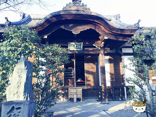 往前走不久有一个小寺院叫"八坂庚申堂",和其他的木牌绘马不同,这的