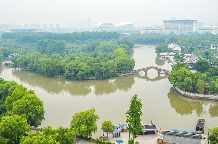 西两湖,形似鸳鸯交颈,古时湖中常有鸳鸯栖息,因此又名鸳鸯湖