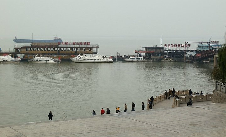 "每个景点各有特色，建议游览时间2-4小时，夏天注意防晒。大门两侧的诗句豪放、霸气_岳阳楼"的评论图片