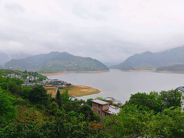 2024在2号和3号观景点之间是看雾满小东江的最好的地方。但是景色也是足够美了，个人特别喜欢这里的水的颜色_东江湖旅游区-评论-去哪儿攻略