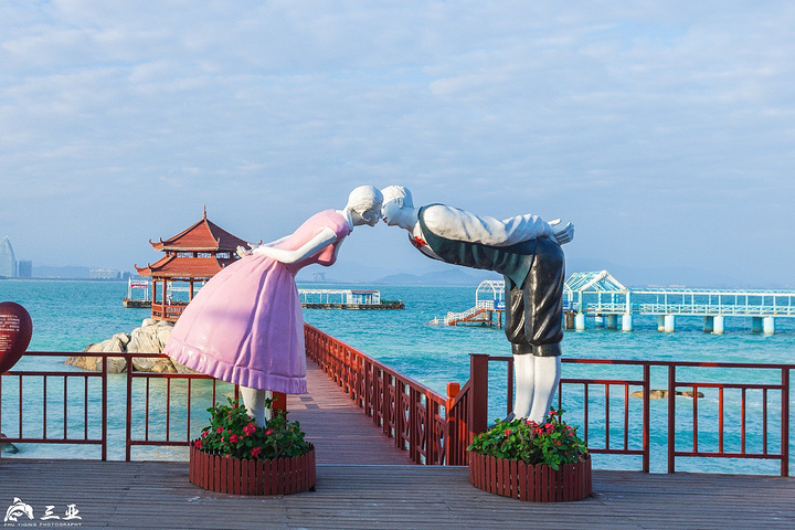 蜈支洲岛又名情人岛不仅风景美更有一个个美丽的故事和传说