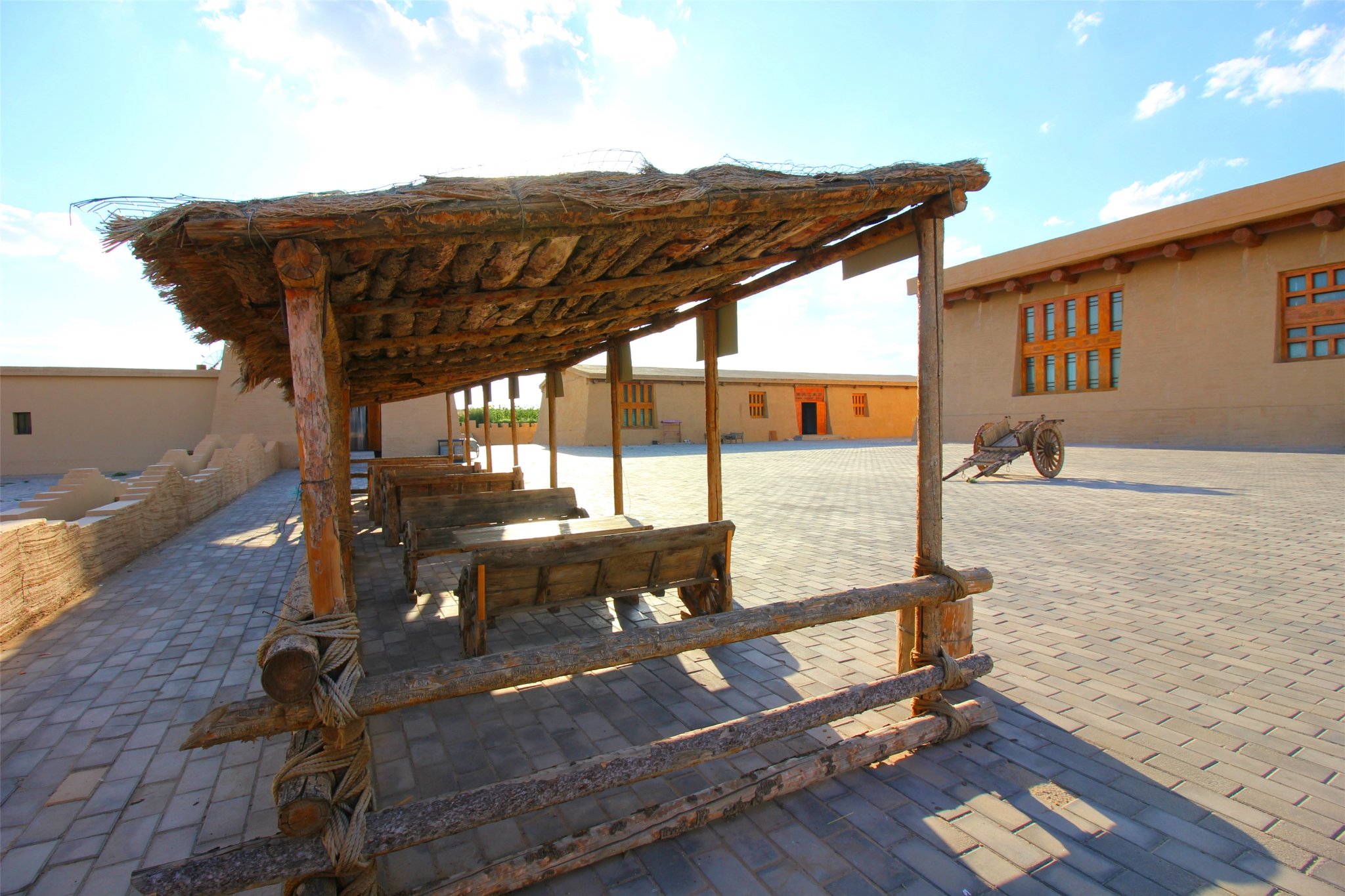 真实再现了古驿站的建筑风貌和特色,最大力量保留并再现驿站遗址的