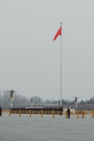 .)每年1月11日到6月6日,升旗由早晨7:36逐渐提