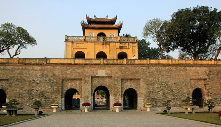 趁机发起政变,夺取皇位,并将都城从华闾迁至大罗城(即今日的河内),并