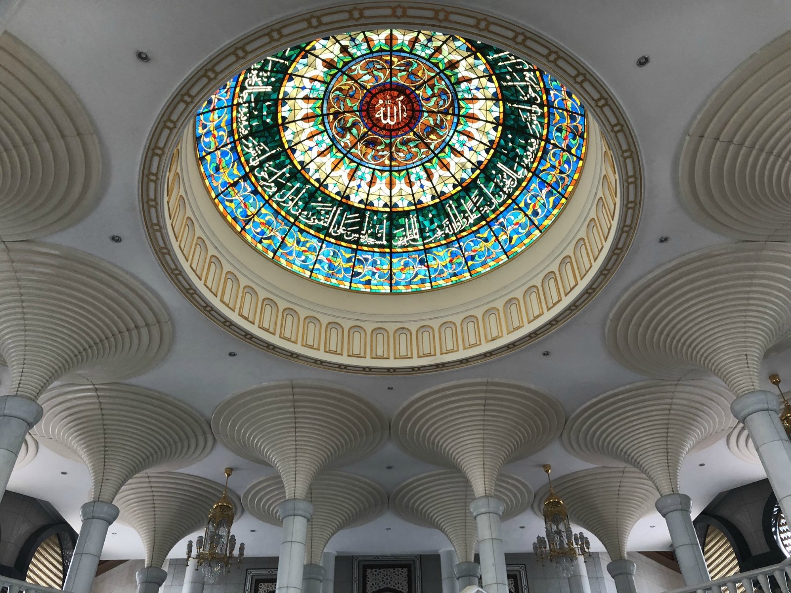 杰米清真寺,作为文莱国内最大的清真寺,是文莱的标志性建筑和景点之一