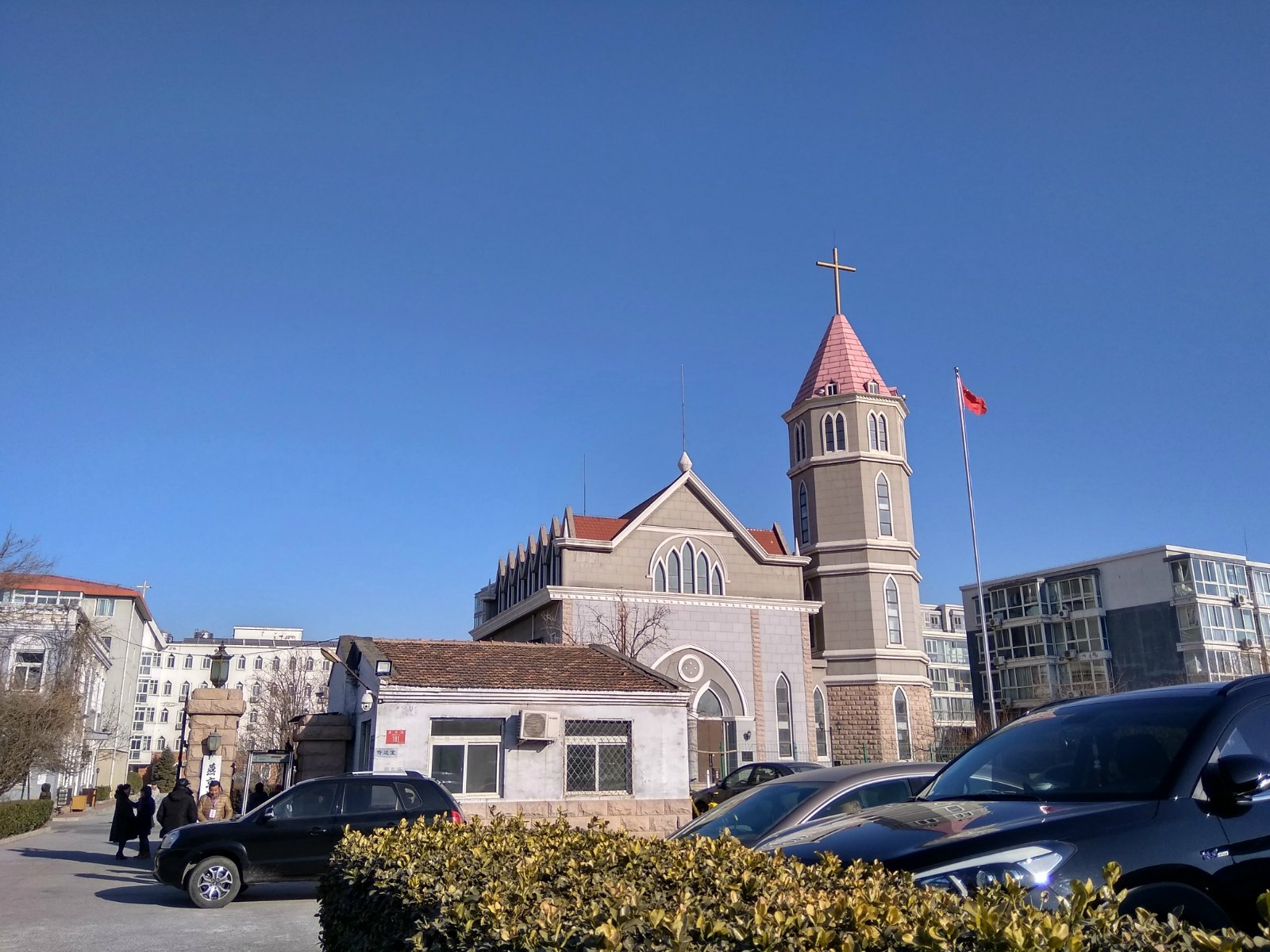 有游人,因周末,正赶上的祈祷活动,很顺利的进入了教堂来到燕京神学院