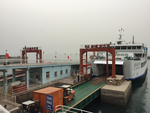 来到了心心念念的青岛轮渡站心想一定要再次感受下轮渡结果是哈哈都是
