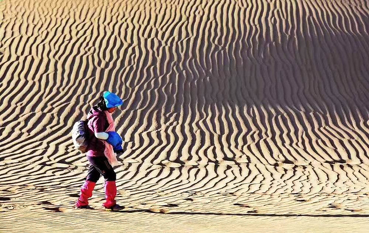 "居于中国最大的沙地——科尔沁沙地腹部，北靠老哈河，南临叫来河冲击平原，沙漠东西长60公里，宽20公里_奈曼旗宝古图沙漠"的评论图片