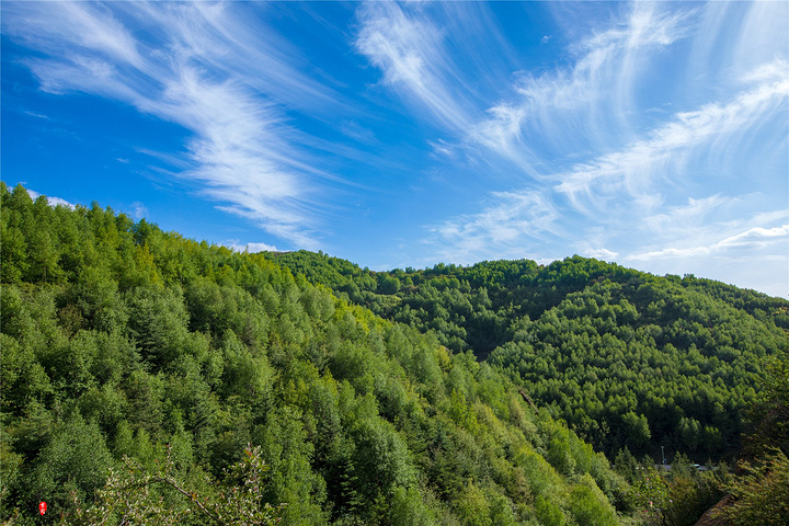 投射到山崖之上,让本就暗红的山体更加的红润_火石