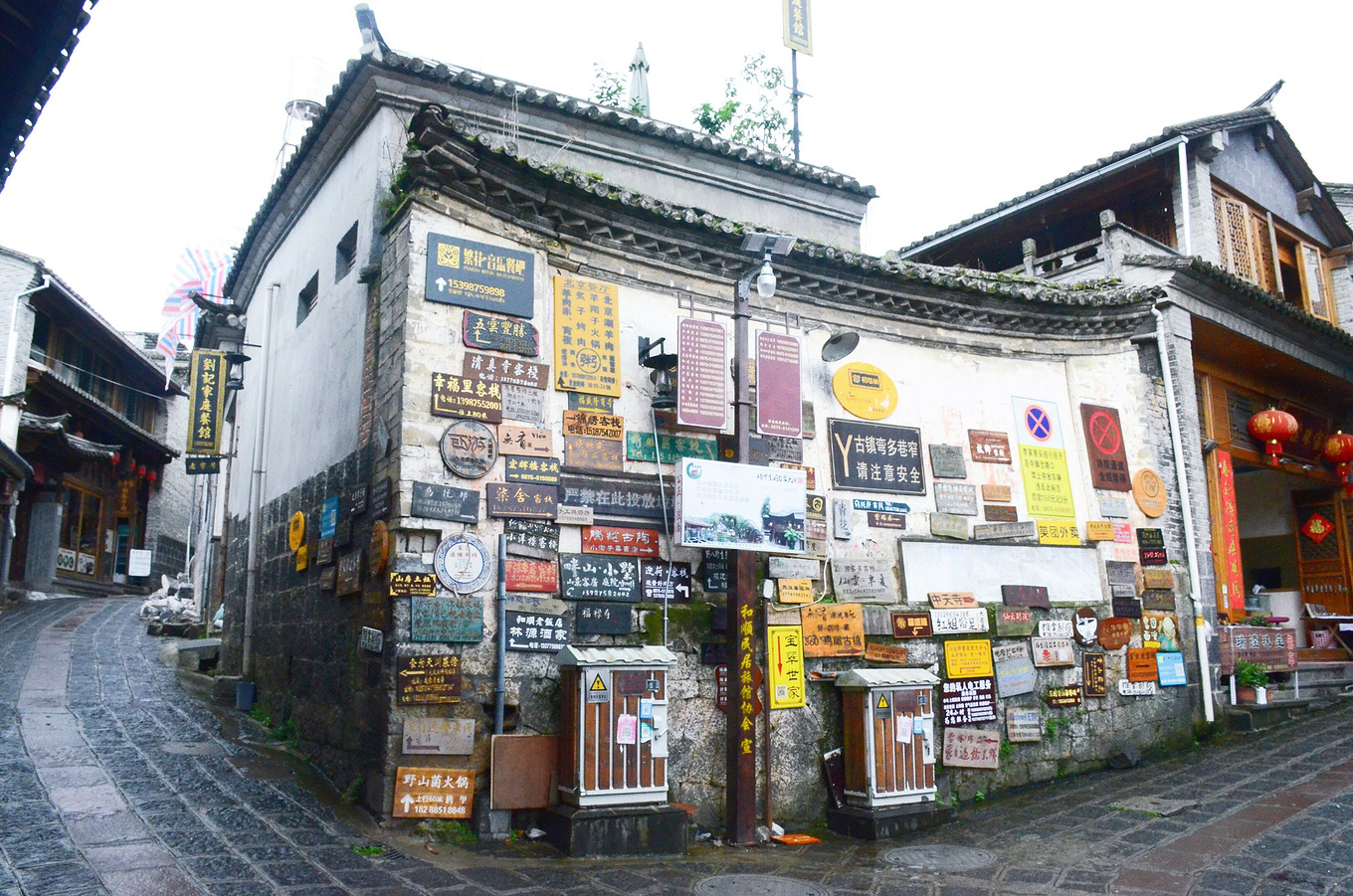 墙上挂满了古镇内店铺的指示牌