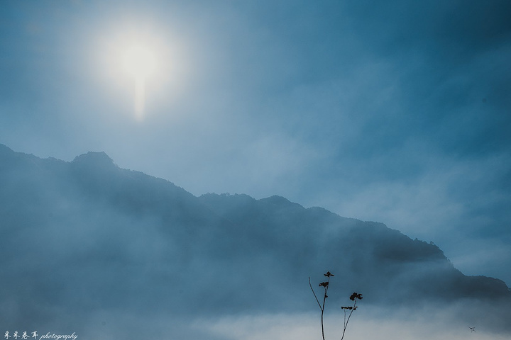 云端,仿佛通向那天际无数个若隐若现的火山口,自然的秀,丽,神秘与魅力