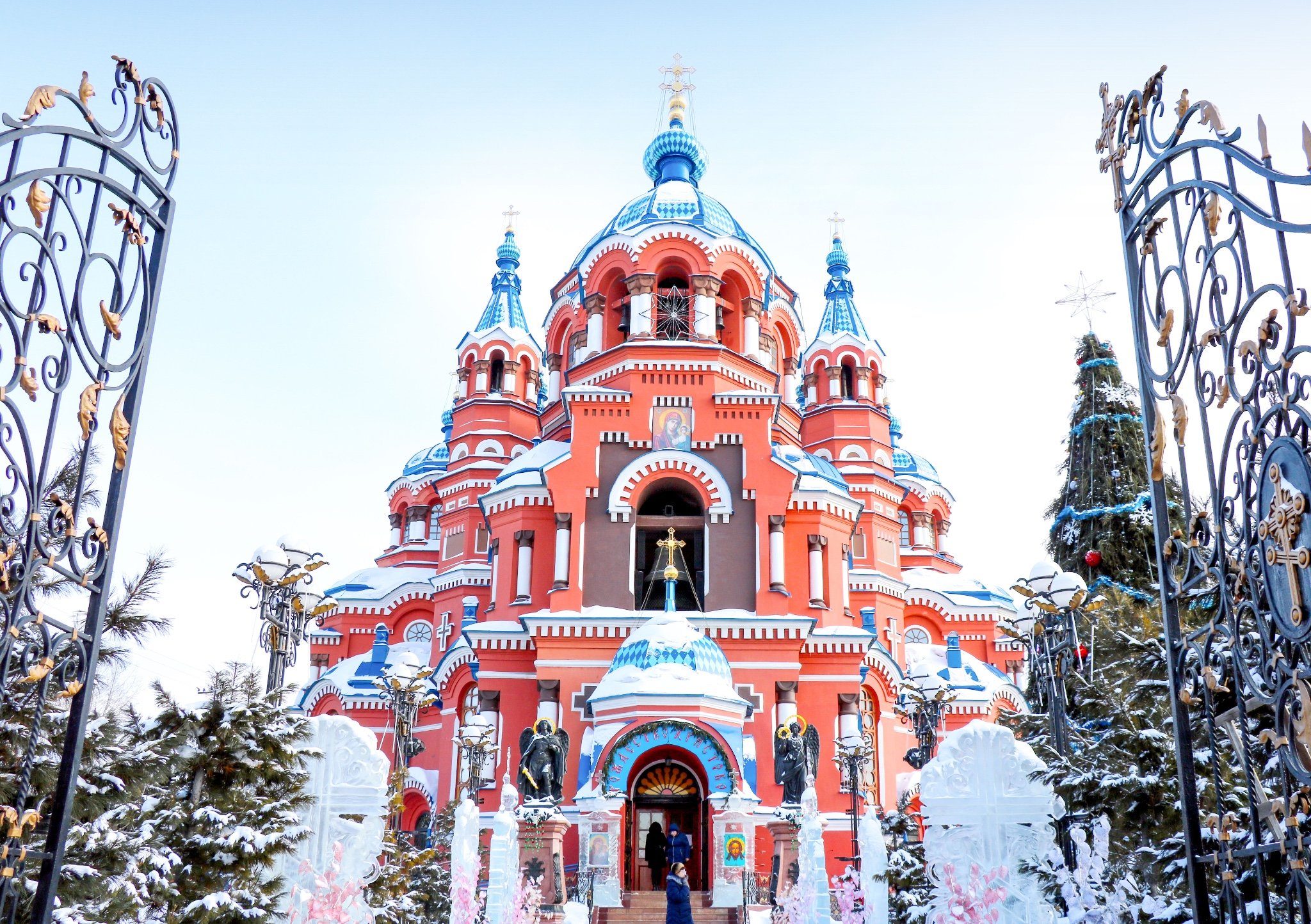 走进大门,就已被震撼到,典型的拜占庭式风格,整个建筑呈橘红色,圆顶配