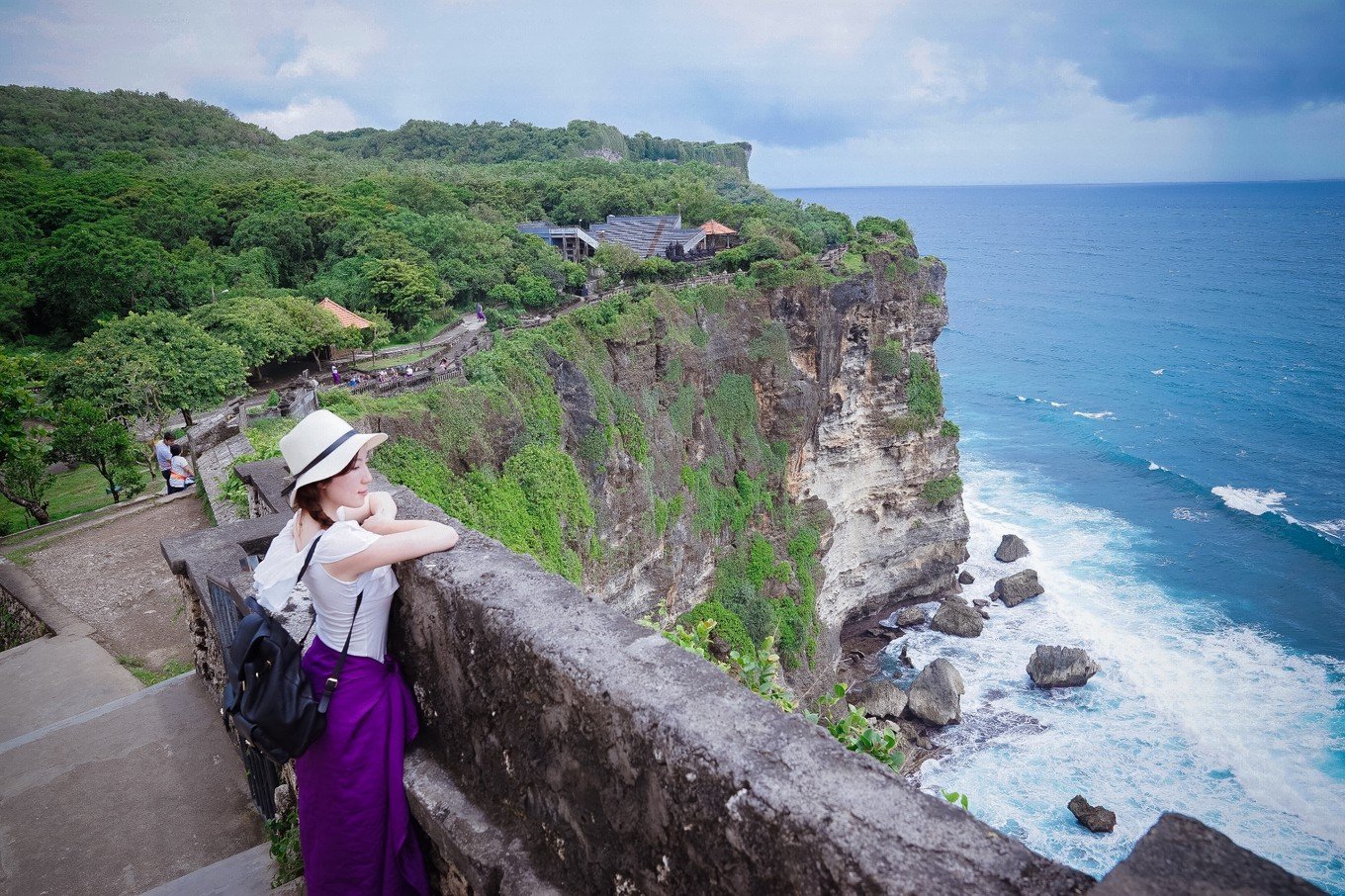 情人崖高高栖息在无比陡峭的悬崖顶笔直的悬崖直插入澎湃的海涛中光线