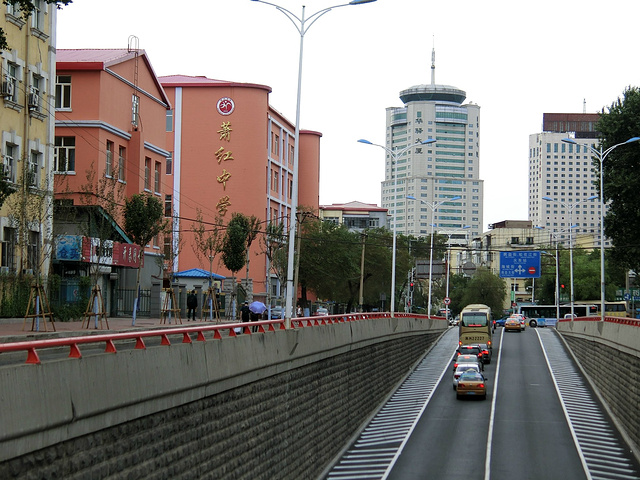 1911年,出生于黑龙江省哈尔滨市呼兰区,幼年丧母.