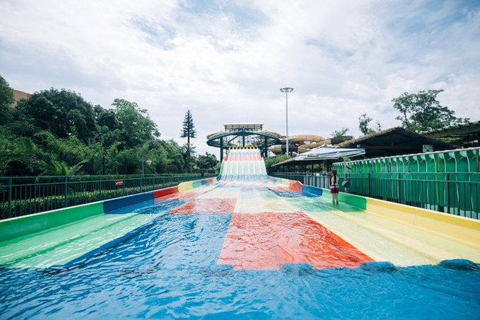 我们一起去水上乐园玩!