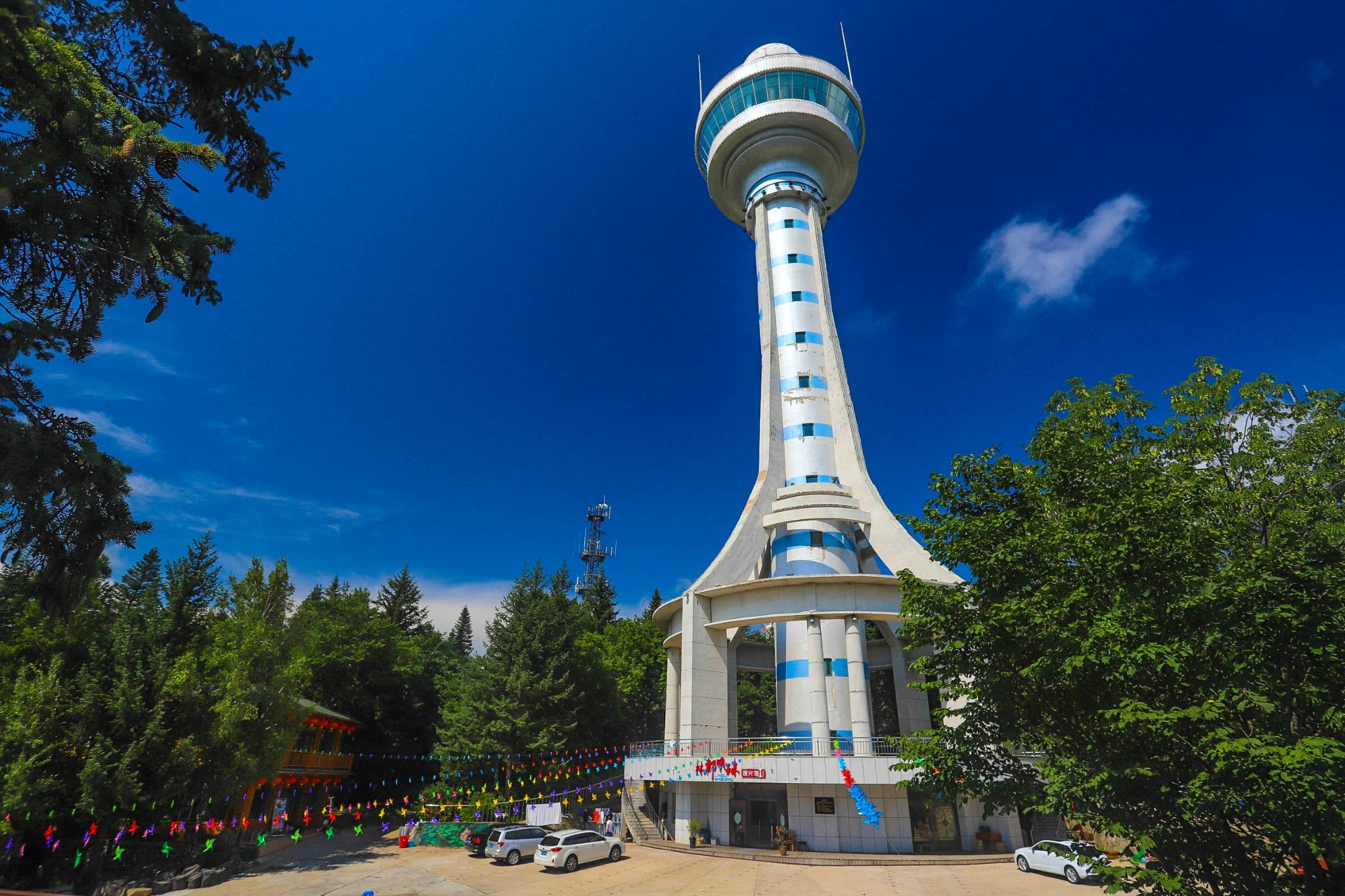 整个公园的最精华部分在这空旷的山顶处有两座高塔可以俯视整个兴安山