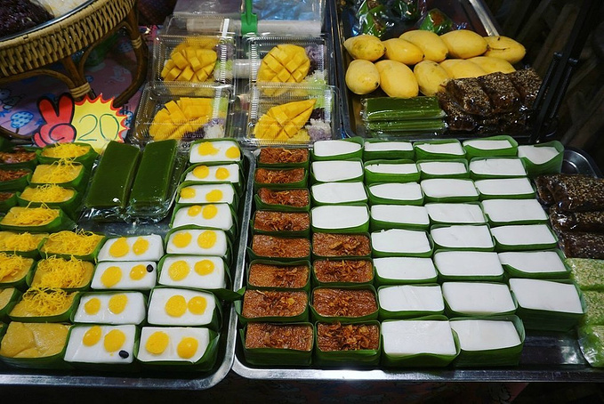 拉差达火车夜市图片