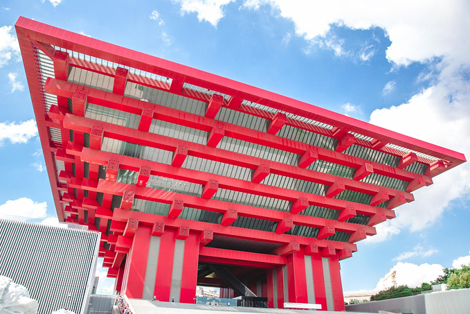 远远的就能看到中国红的标志性建筑,由中国馆改建而成后改名为中华