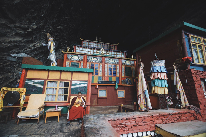 "这些悬崖峭壁里的住所是怎么修炼起来的，如此险峻的地理条件，不通公路，连条像样的小路都没有，需要..._毗卢圣窟"的评论图片