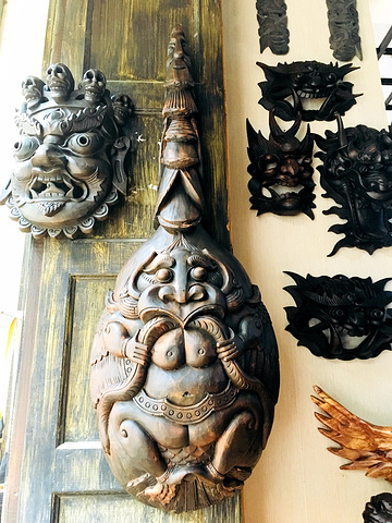 今天不是节假日,也过了暑假,街上游人很少。但