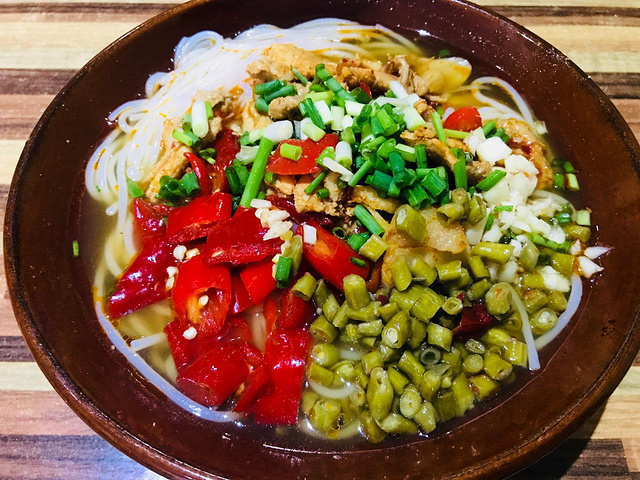 其中有个金牌羊肉粉非常不错,肉臊也给得相当足