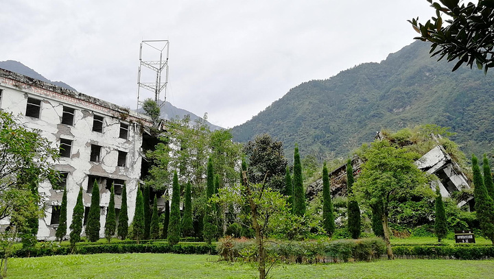 然后下午一点出发都江堰映秀地震遗址这是免费参观的外面有很多导游
