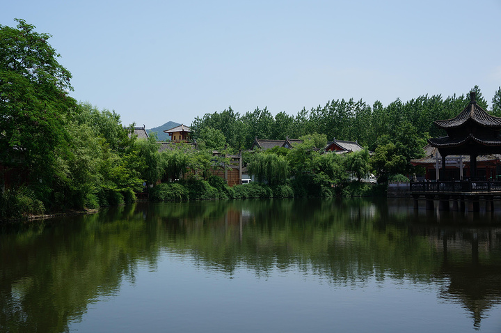 "但是里面的风景很别致，小湖很安静，亭子很精致，远不是宏大的明清宫苑或华夏文化园所能带给你的，看..._清明上河图景区"的评论图片