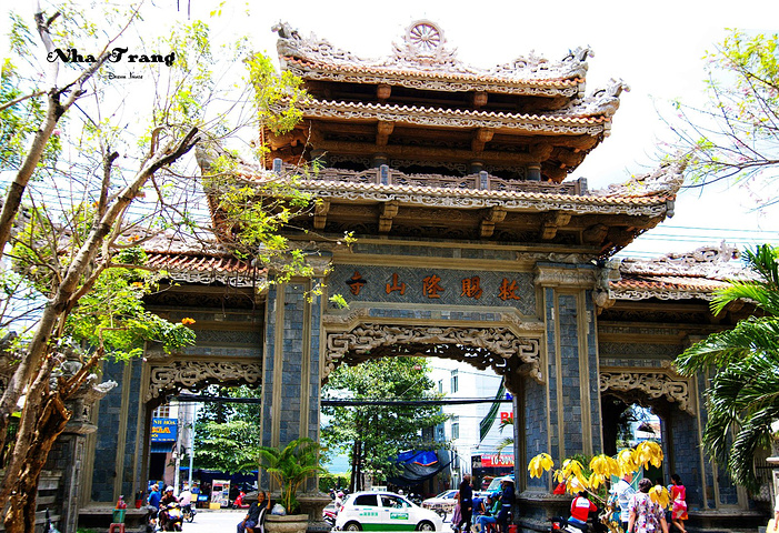 "...个景象还活在我的头脑中，没有太多的惊奇之处，全部都是看过的风景，不过第一次来的豆豆还是很兴奋的_隆山寺"的评论图片