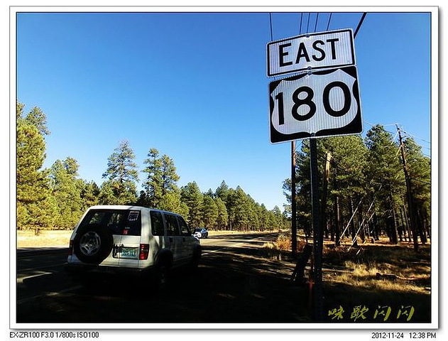 漂亮的180号公路旗杆镇丁字路口,无数的路牌标志着这个小镇是个四通