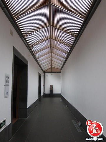 小青瓦坡顶和雕花门楼窗框不同,苏博的的屋顶演变成一种新的几何效果