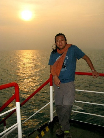 2017排队的车里有个铃木的老款软顶敞篷吉姆