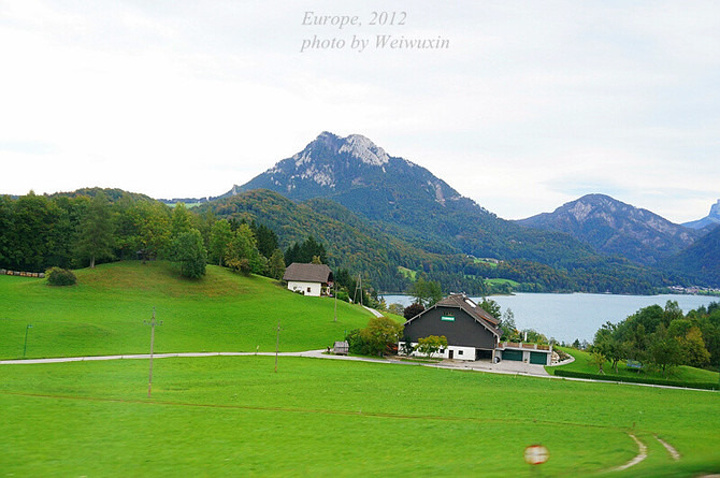 巴德伊舍本身是一个非常美丽的温泉小镇镇中心还有一条河流经过坐在