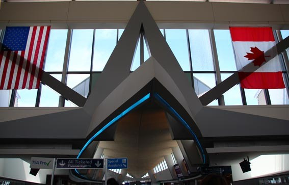 水牛城的机场还蛮漂亮,上次惊魂未定,木有好好参观