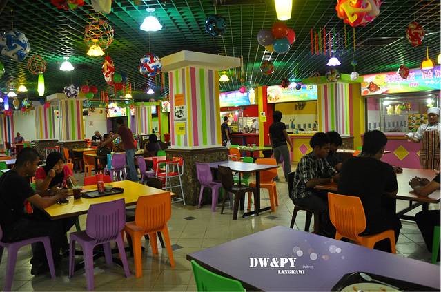 坐扶梯上楼,乡村美食广场风又扑面而来啊.五颜六色好不鲜艳.