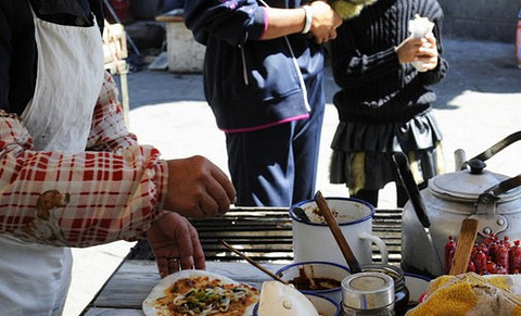 2017饵块也叫粑粑,是用米饭舂制而成的食物。