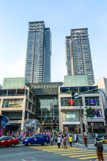 pavilion是吉隆坡一个著名的商场,各种档次的品牌均可找到,也算是当地