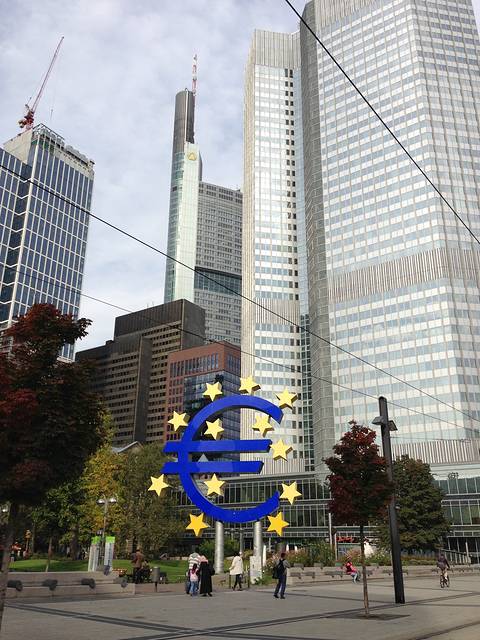 这两站之间的那条街叫做zeil,中文译名采尔大街,是法兰克福的主购物街