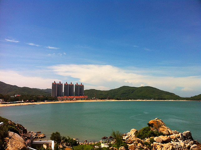 青澳湾位于南澳岛最东端,直面外海,空气清新,海水澄净,绝对是粤东最