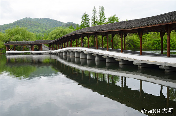 浴鹄湾景区内最有名的一个景点当数霁虹桥一座长廊跨过大半个湖面连接