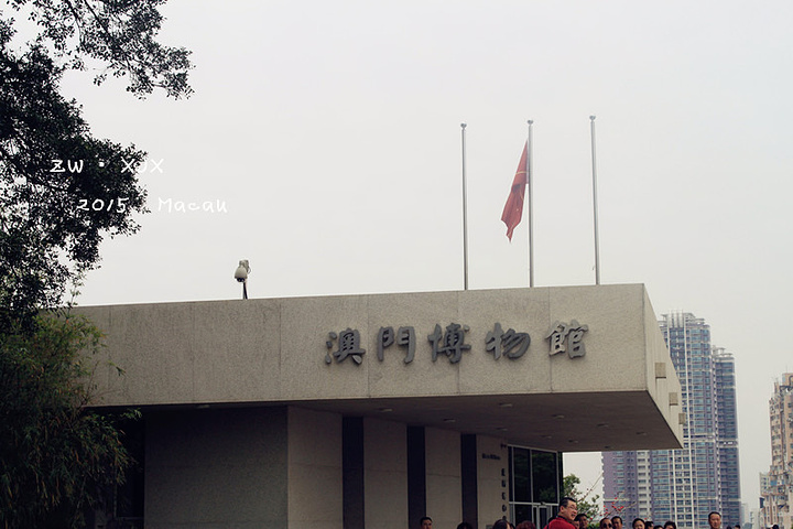 大炮台就在大三巴牌坊附件,有路标,走路过去5分钟样子.