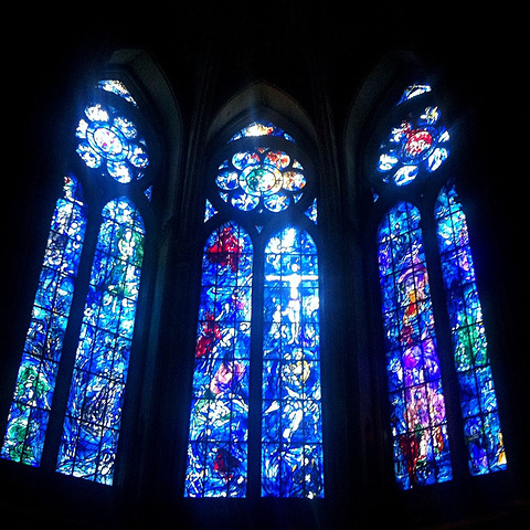 22 微笑的天使 大教堂巨大的玫瑰花窗承接着阳光 光芒透过斑斓的花窗照射到教堂内部 像时针一样在墙 兰斯圣母大教堂 评论 去哪儿攻略 22 微笑的天使 大教堂巨大的玫瑰花窗承接着阳光 光芒透过斑斓的花窗照射到教堂内部 像时针一样在墙 兰斯圣母大教堂 评论 去哪儿攻略