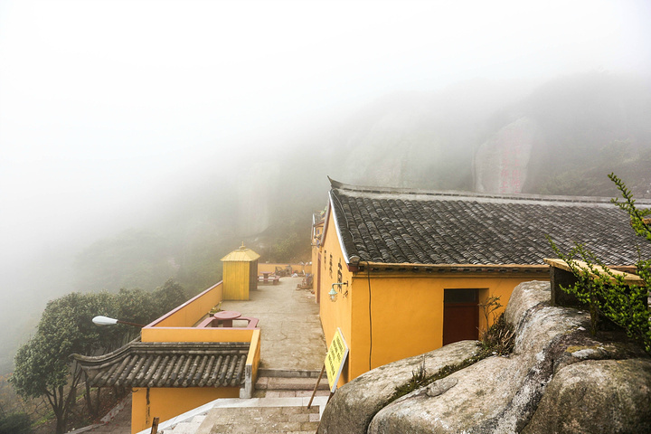 圣岩寺——始建于清同治4年(1865年),当时位于"安期炼丹洞"内,现洞内
