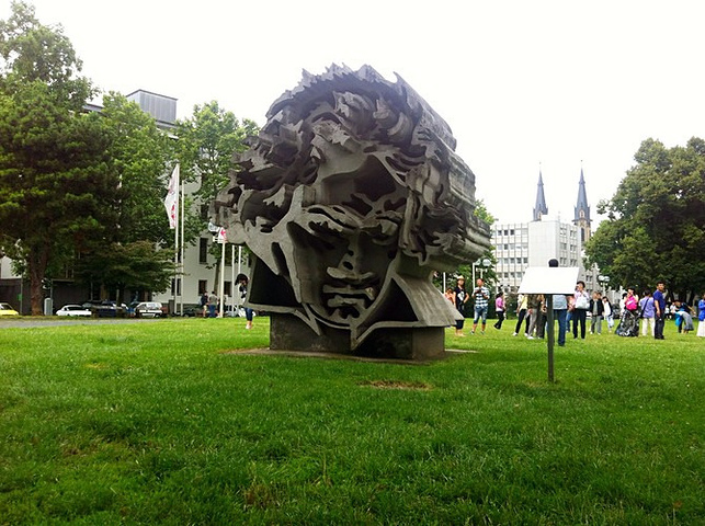 这是伟大的贝多芬,正反2面可以观赏到不一样的他,我喜欢反面,呵呵,略