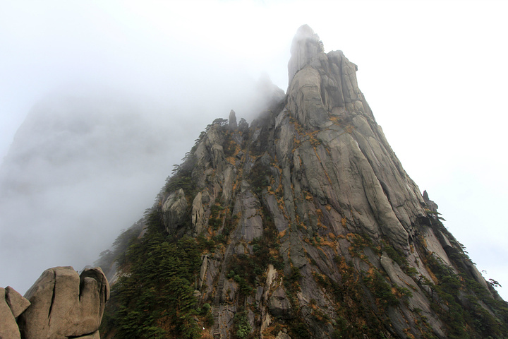 "建议爬山时带好雨衣与登山杖。黄山上风景很好，即便是雨天，耐心等候，也可能等的到太阳_黄山风景区"的评论图片